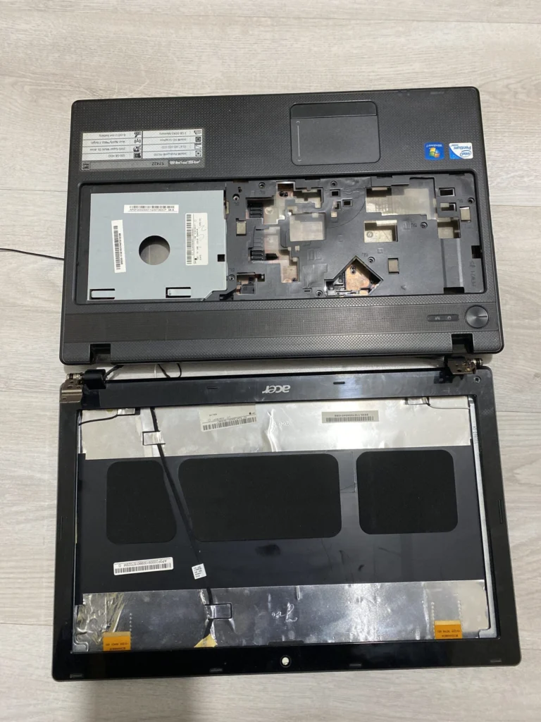 Ce Se Strica La Un Laptop? Carcasa