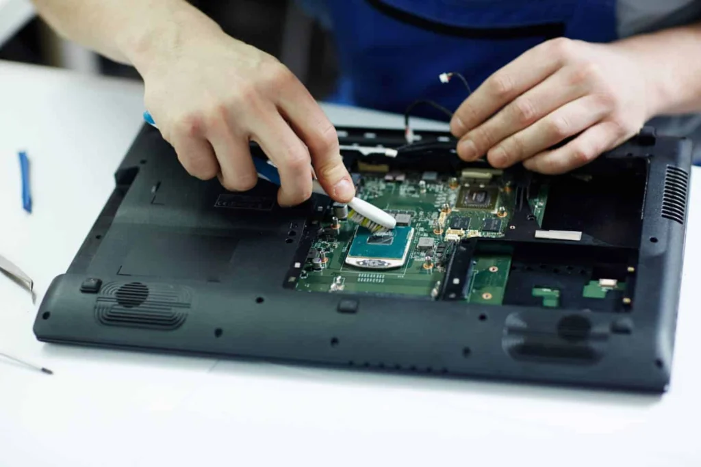 Peste 80% Din Problemele Unui Laptop Sunt Legate De Manipulare