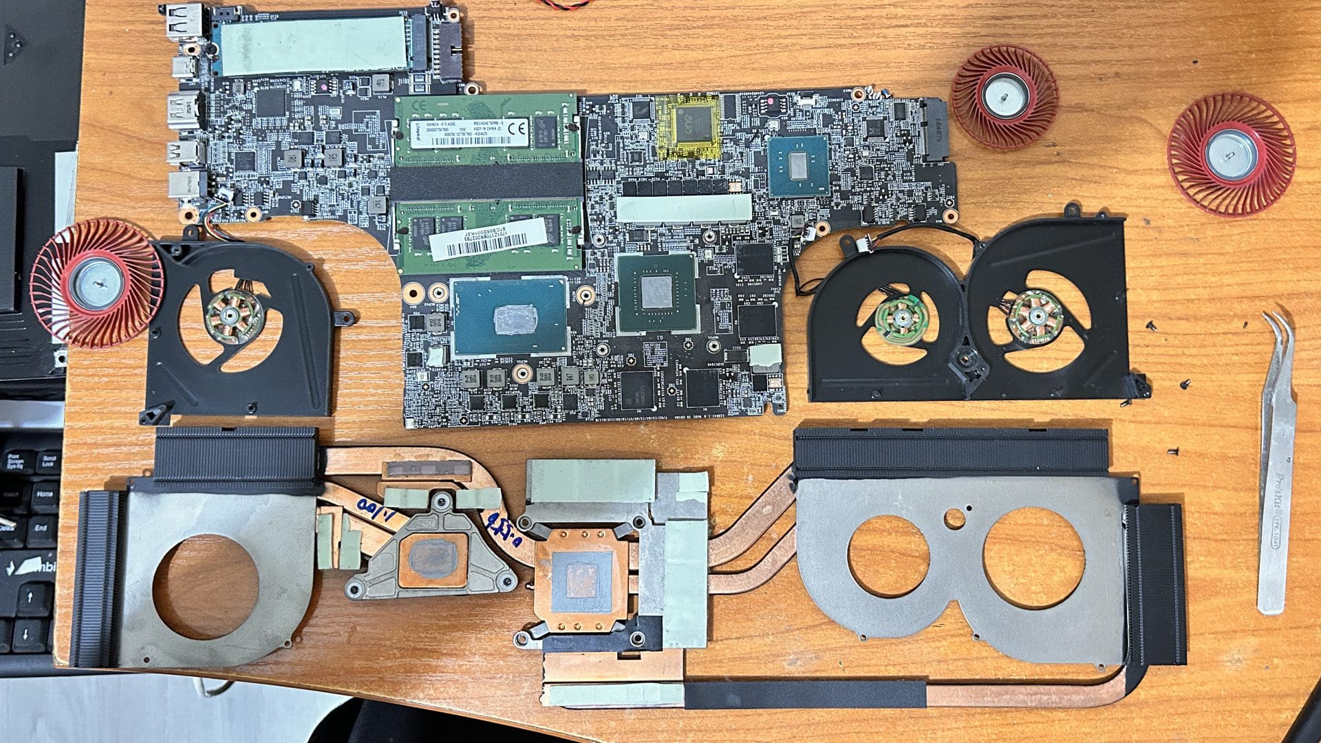 Cat costa sa cureti laptopul în 2024