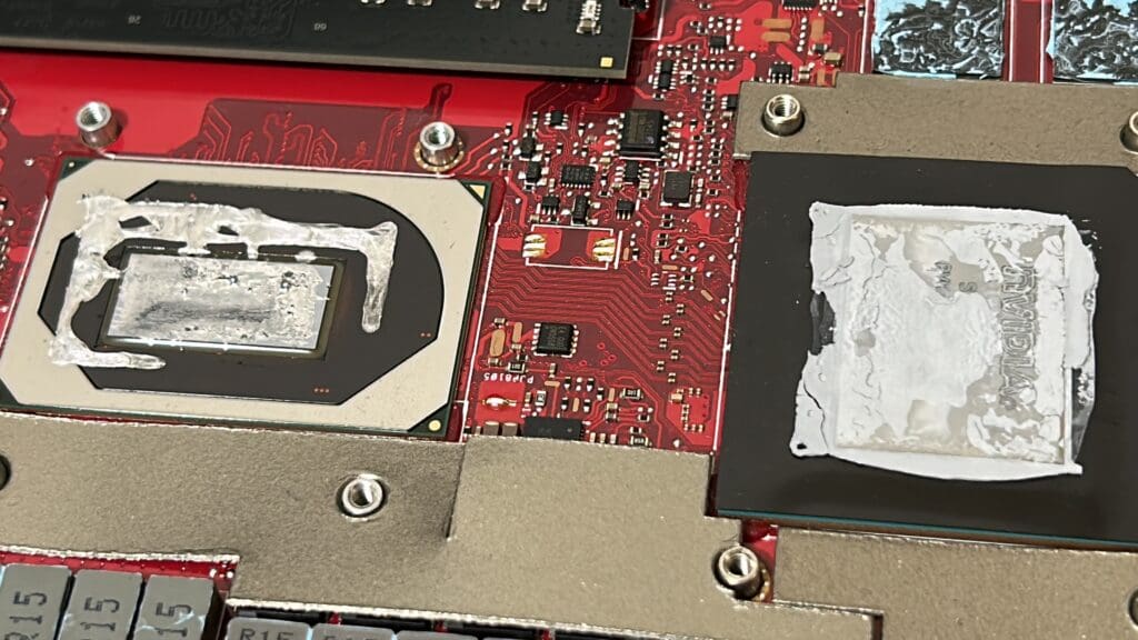 Cat costa sa cureti laptopul racit cu metal lichid in 2024