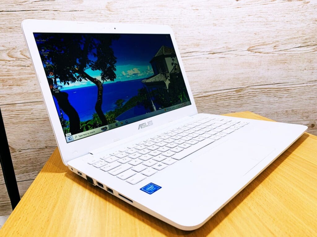 Înlocuire display laptop Asus VivoBook