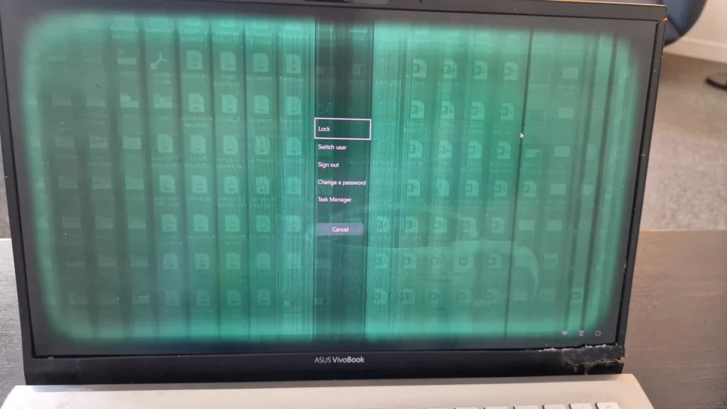 Am Spart Display-Ul Laptopului Cu Touchscreen