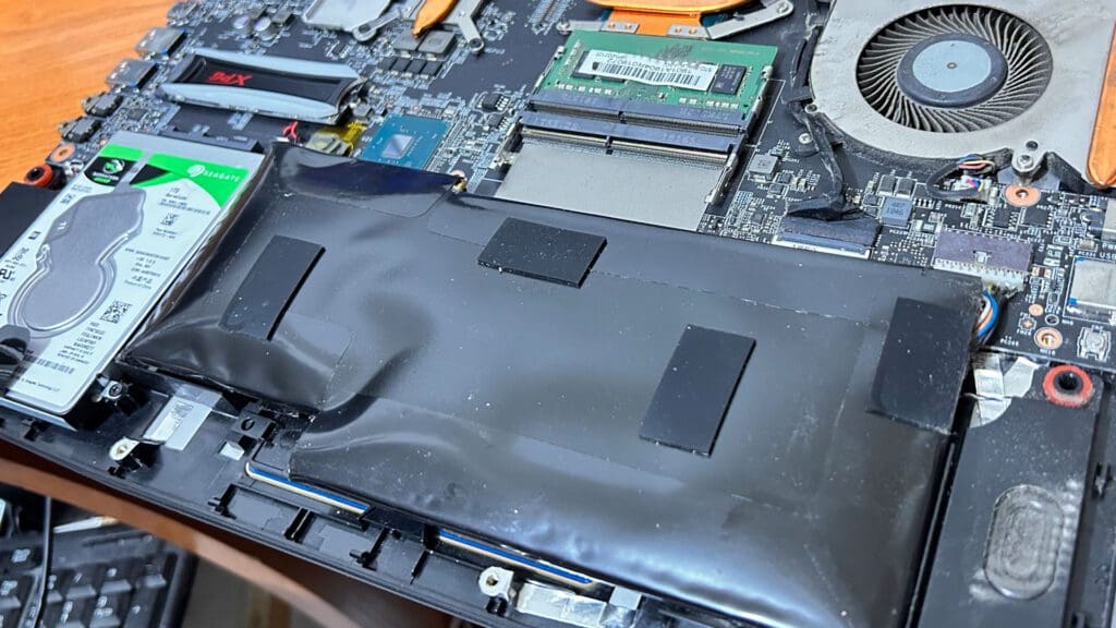 S-a umflat bateria laptopului 76 s-a umflat bateria laptopului