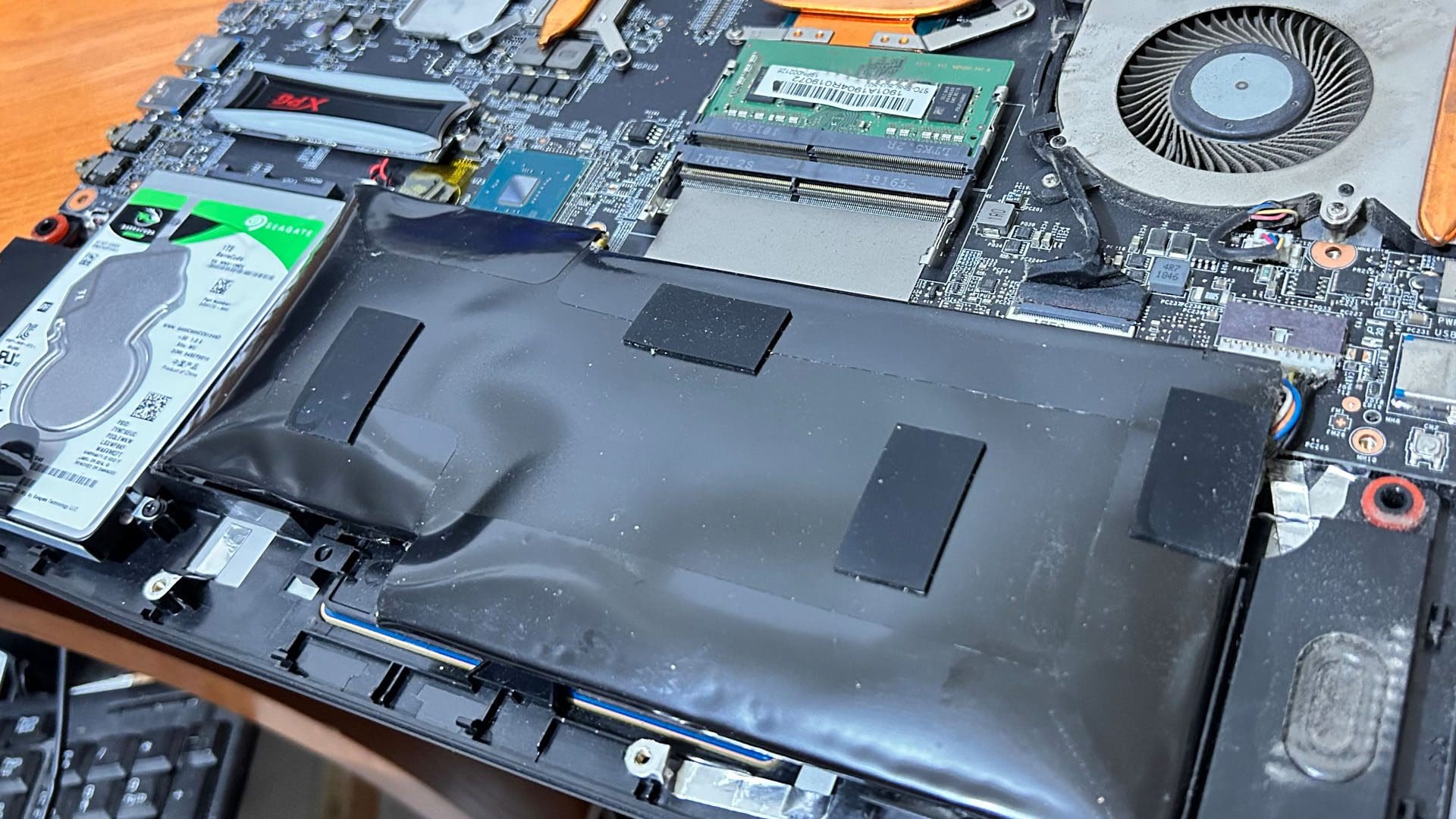 s-a umflat bateria laptopului