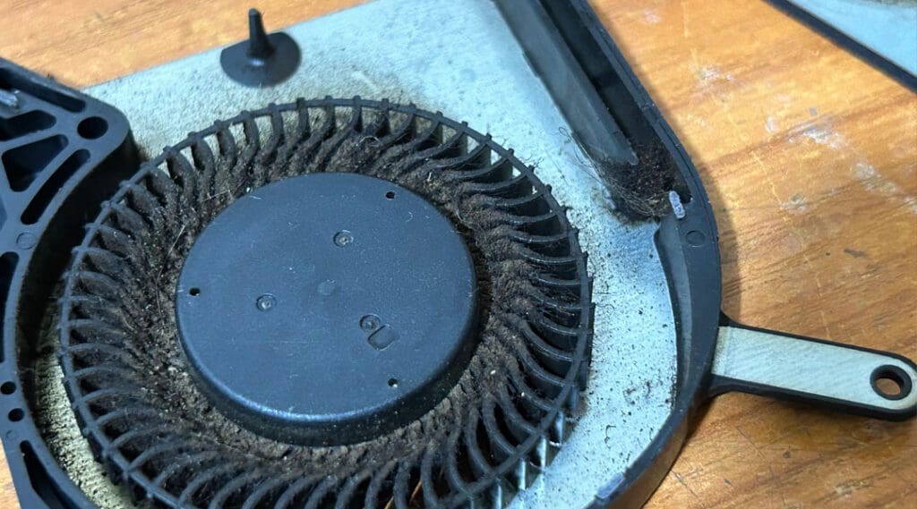 inlocuire cooler laptop din contact cu lichide