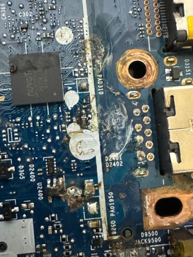 Colmatari Ale Pcb Cauzata De Umezeala Sau Lichide La Baza Ghiozdanului