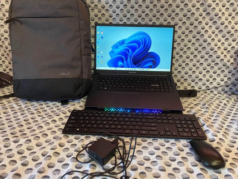 Cum se baga laptopul in ghiozdan