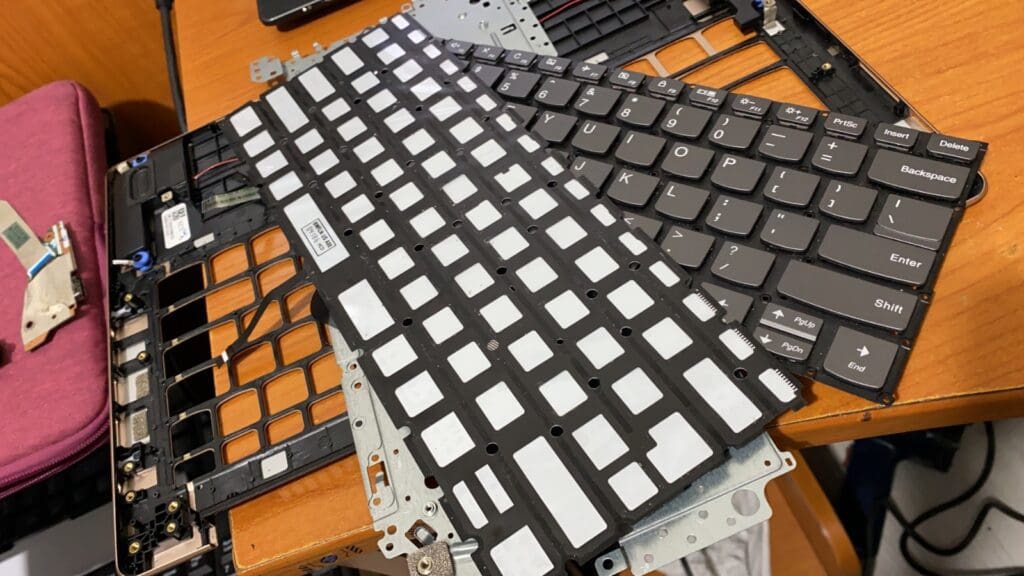 Laptopul Scrie Singur - Inlocuire Tastatura Cu Iluminare  Laptop