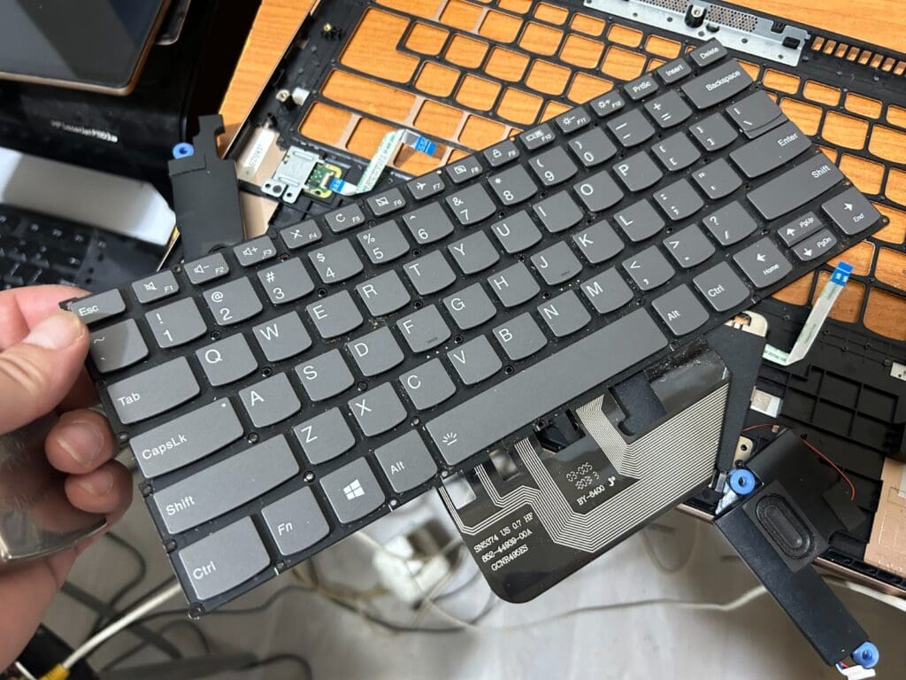 Laptopul scrie singur 69 Laptopul scrie singur - inlocuire tastatura laptop