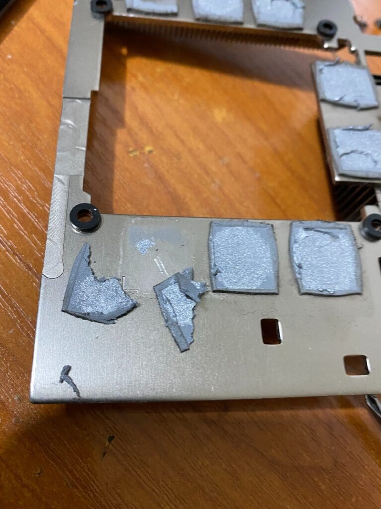 paduri termice rupte de pe radiatorul de placa video