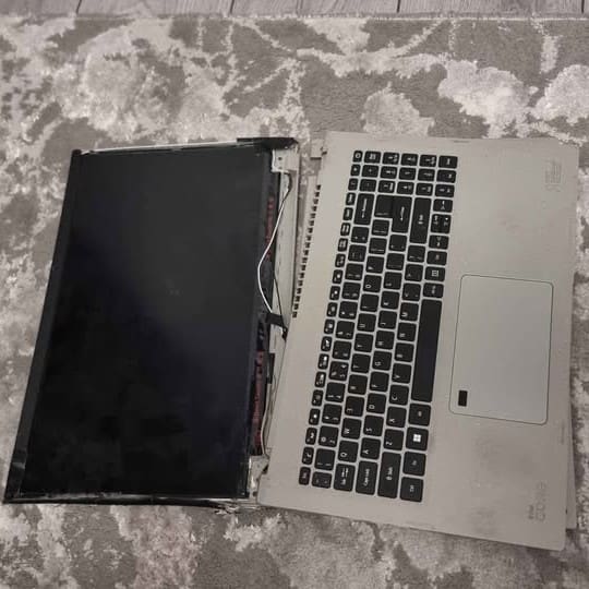 Reparatii Carcasa Laptop Rupta