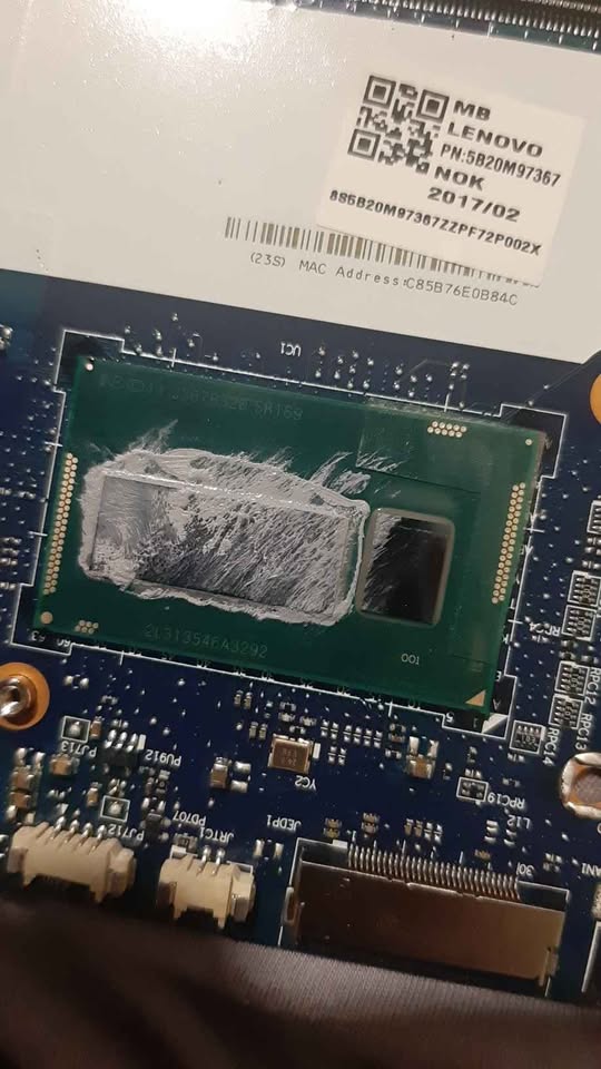 laptopul se opreste singur din cauza pastei termice uscate sau incorect aplicata