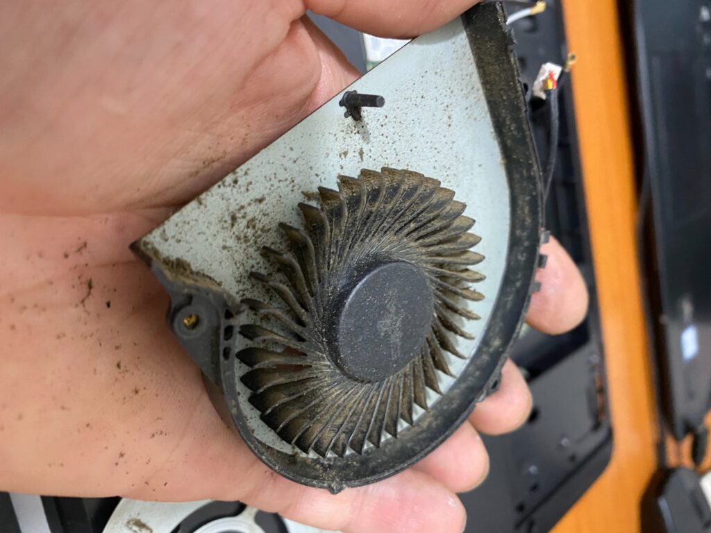 Ventilator Laptop Gaming Inainte De Curatarea Profesionala Depunerile Masive De Praf Reduc Fluxul De Aer Si Cresc Temperaturile De Functionare Riscul De Blocare Sau Defectare