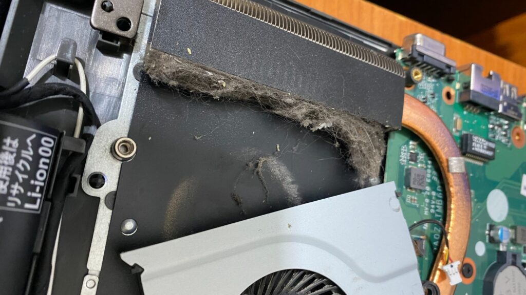 Radiator Laptop Gaming Inainte De Curatarea Profesionala Depunerile Masive De Praf Reduc Fluxul De Aer Si Cresc Temperaturile De Functionare Riscul De Blocare Sau Defectare Al Laptopului