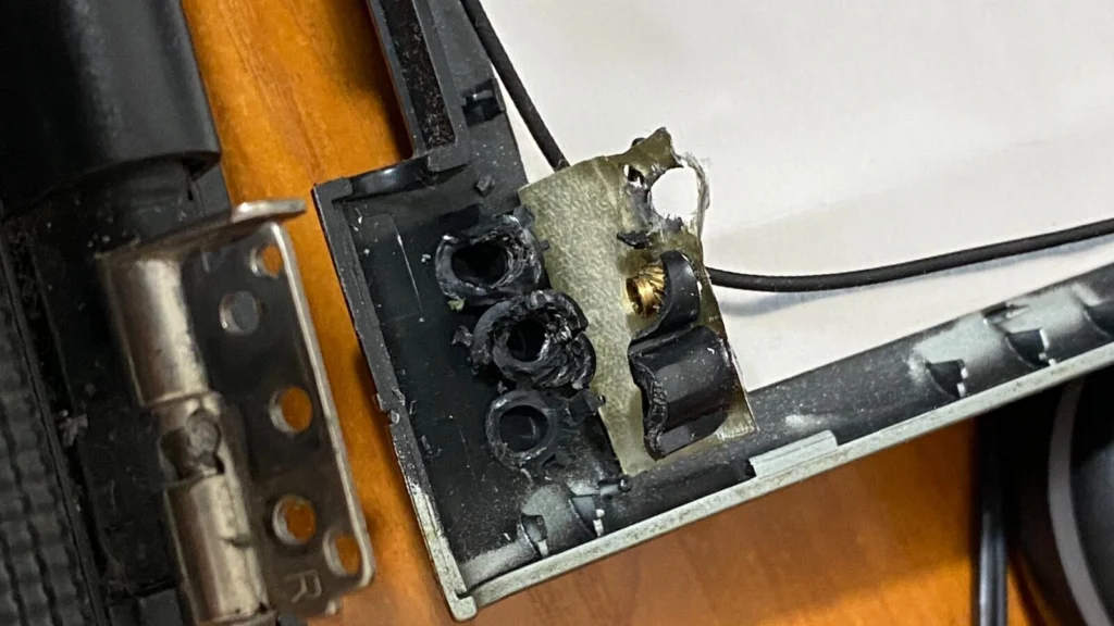 Reparatii Balamale Laptop Desprinse Studiu De Caz Inainte Si Dupa Reconstruire Prinderi Pe Capac Display Restabilire Functionalitate Mecanica Reglarea Lubrifierea Balamalelor Laptopului In Bucuresti