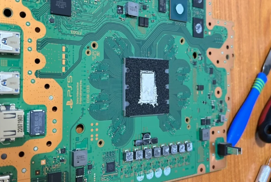 Apu Procesorul Unic Din Ps5 Cu Metal Lichid Aplicat Pe Suprafata Metalica Si Inconjurat De O Bariera Antiscurgere Din Spuma De Culoare Neagra