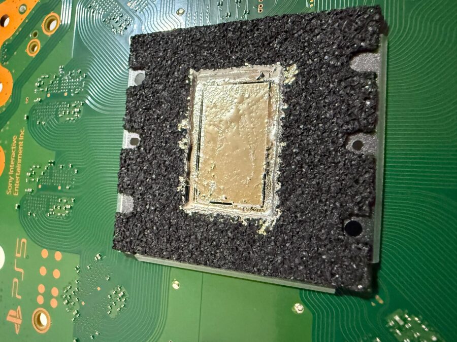 Procesorul Apu Din Ps5 Cu Metal Lichid Pe Cip, Înconjurat De Garnitura Neagră De Spumă