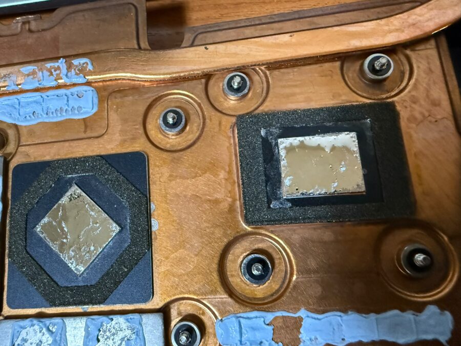 Radiator De Laptop Gaming Cu Metal Lichid Aplicat Corect Pe Zonele De Contact Ale Procesorului Și Plăcii Video, Înconjurate De Garnitură