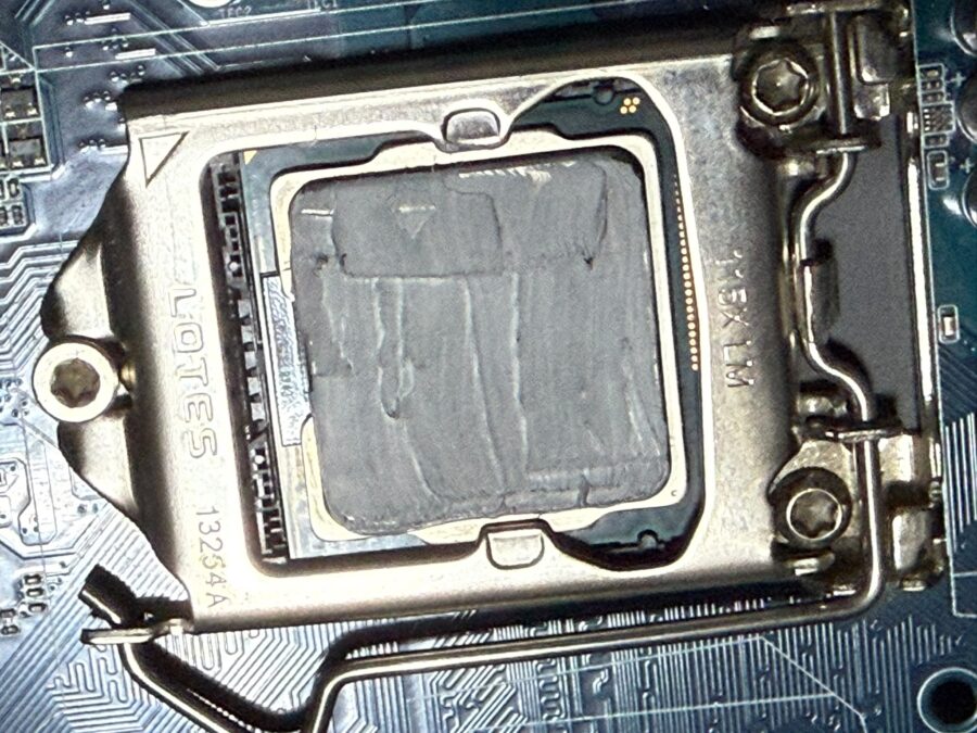 Procesor De Calculator Desktop Cu Pastă Termică Aplicată Proaspăt Și Uniform