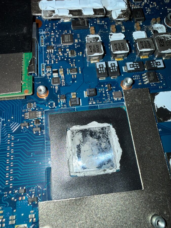 Cip Grafic De Laptop Cu Pastă Veche Și Pad-Uri Termice Uscate, Murdărite De Praf, Pe Vrm