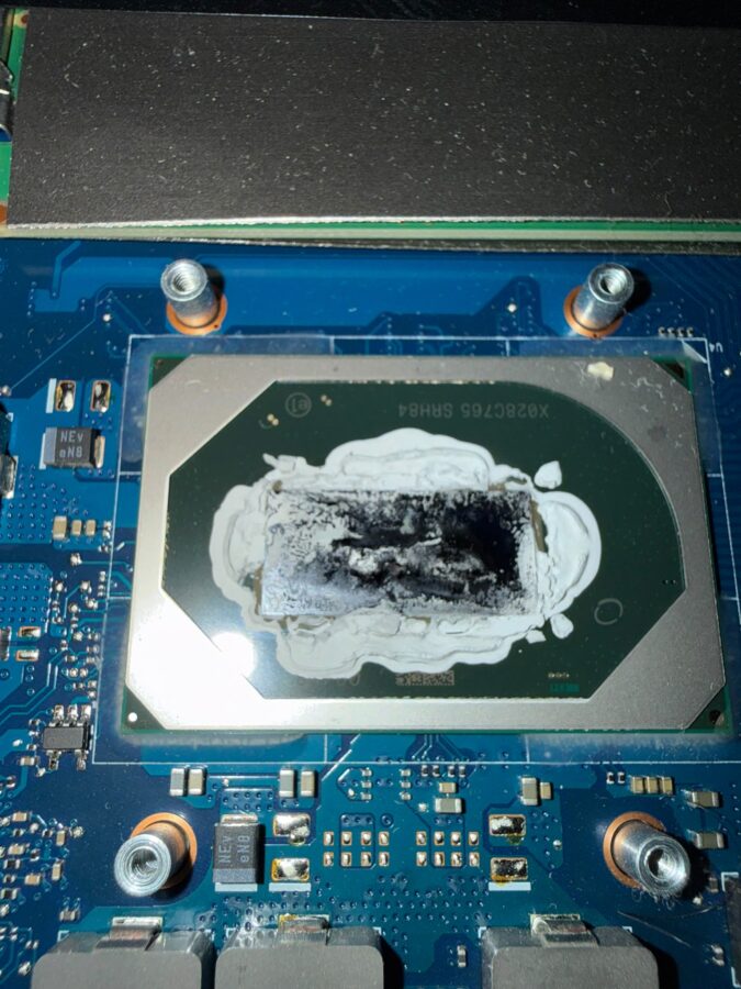 Procesor De Laptop Cu Pastă Termică Veche, Împrăștiată Și Murdărită În Jurul Cipului