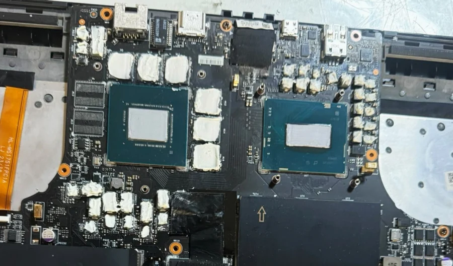 Thermal Putty De Culoare Alba Aplicat Peste Vrm Si Vram La Un Laptop De Gaming